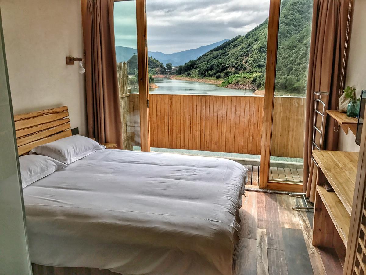 The Lake View Deyishe Resort In Thousand Island Lake Qianwu Exterior photo